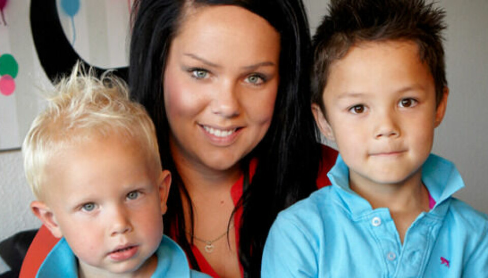 Seerne elsker Camilla og hendes to sønner, Sebastian(tv) og Oliver. (Foto: Kretine Haveman/SBS)