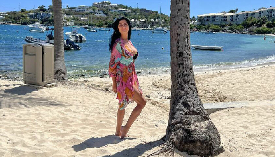 Susan på stranden på
St. Thomas, som de
kalder deres paradis.
De har tidligere ejet
øen Great St. James,
som de solgte i 2016.