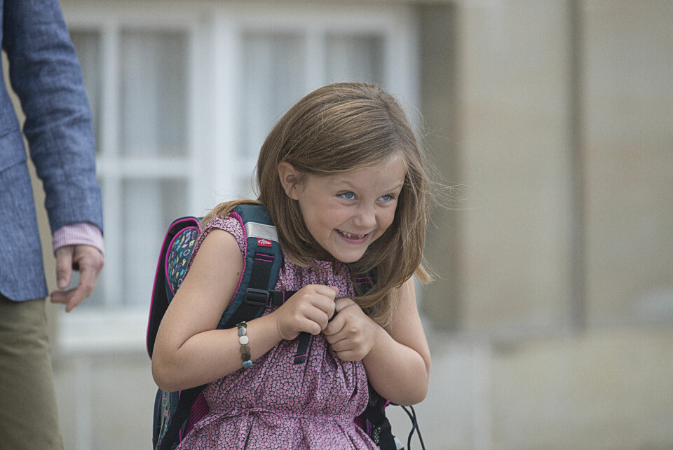 6-årig Prinsesse Isabella udenfor Amalienborg. Det var i anledning af hendes første skoledag.