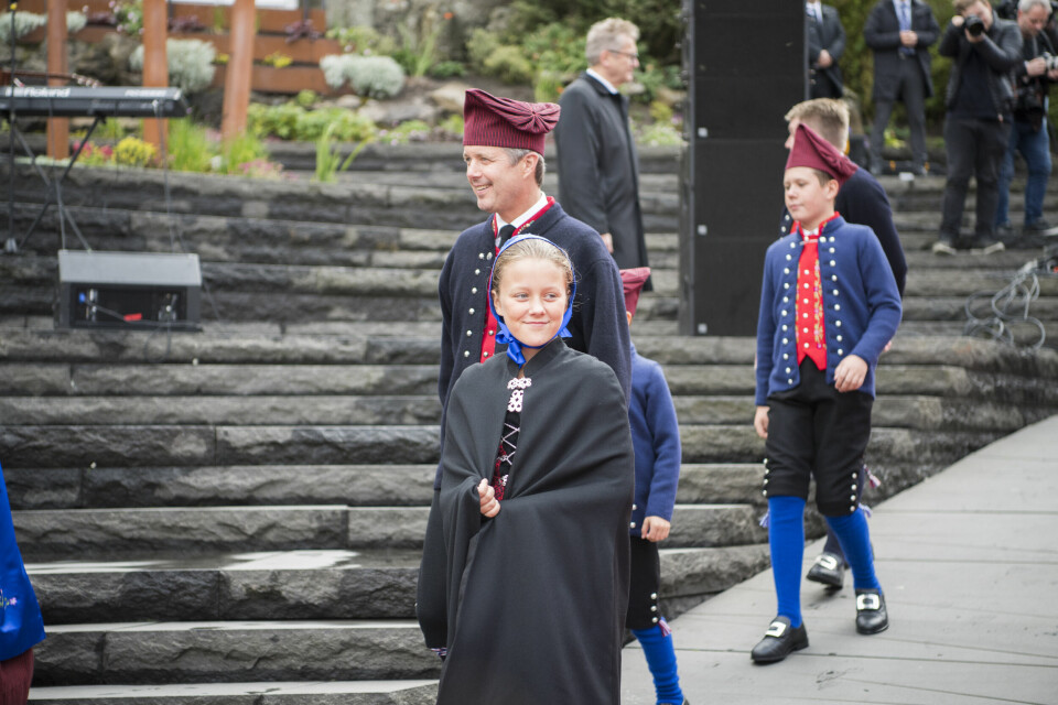 Kronprinsfamilien i Thorshavn, hvor Prinsesse Isabella havde en nationaldragt på.
