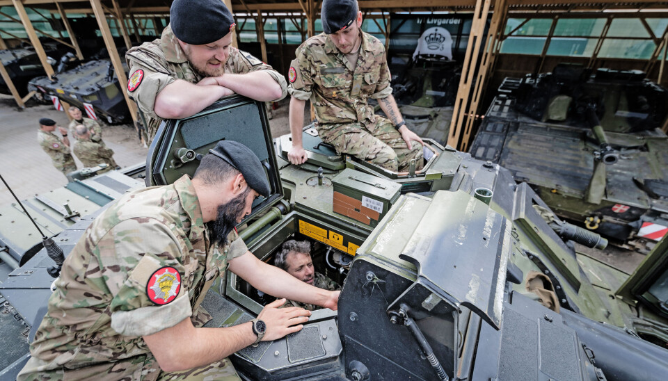 Frederik fik også
lejlighed til at se
nærmere på det materiel, der er udsendt
med kampbataljonen.