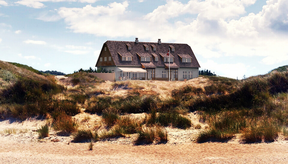 Skallen til det berømte badehotel står stadig i kulisserne
i Risby, mens sandstrandsbillederne optages ved Vestkysten i løbet af sommeren
og klippes ind efterfølgende.