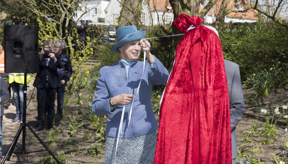 Med et træk i snoren
afslørede prinsesse
Benedikte busten, der
er udført af kunstneren
Vibeke Fonnesberg.