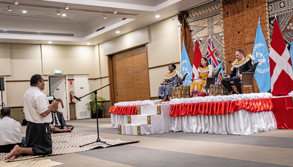 Ved den højtidelige velkomstceremoni på Fiji fik kronprinsessen
overrakt en hvaltand og skålede i
den traditionelle drik kava. Ved den højtidelige velkomstceremoni på Fiji fik kronprinsessen
overrakt en hvaltand og skålede i
den traditionelle drik kava.