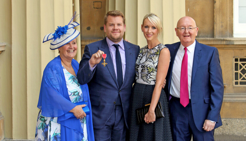 James Corden havde både sin hustru, Julia Carey, og
sine forældre Malcolm og Margaret med, da prinsesse Anne i 2015 gjorde ham til Officer of the Order of
the British Empire på Buckingham Palace.