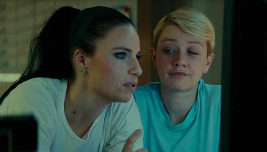 Josephine Park som Christina Aistrup og Fanny Louise Bernth som Pernille Kurzmann i tv-serien 'Sygeplejersken'.