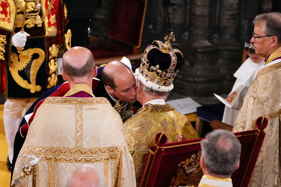 Prins William giver et kys til sin far, kong Charles, under kroningsceremonien.