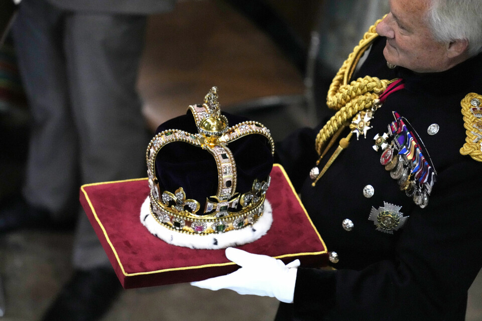 Charles bliver kronet med Century St Edward's Crown