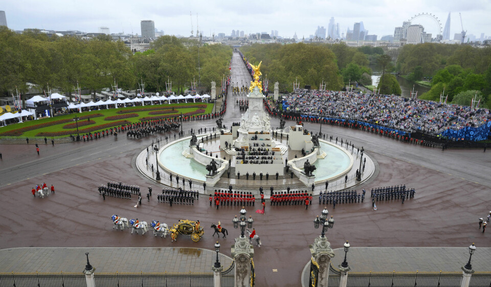 Dronning Camilla og kong Charles forlader Buckingham Palace i London.