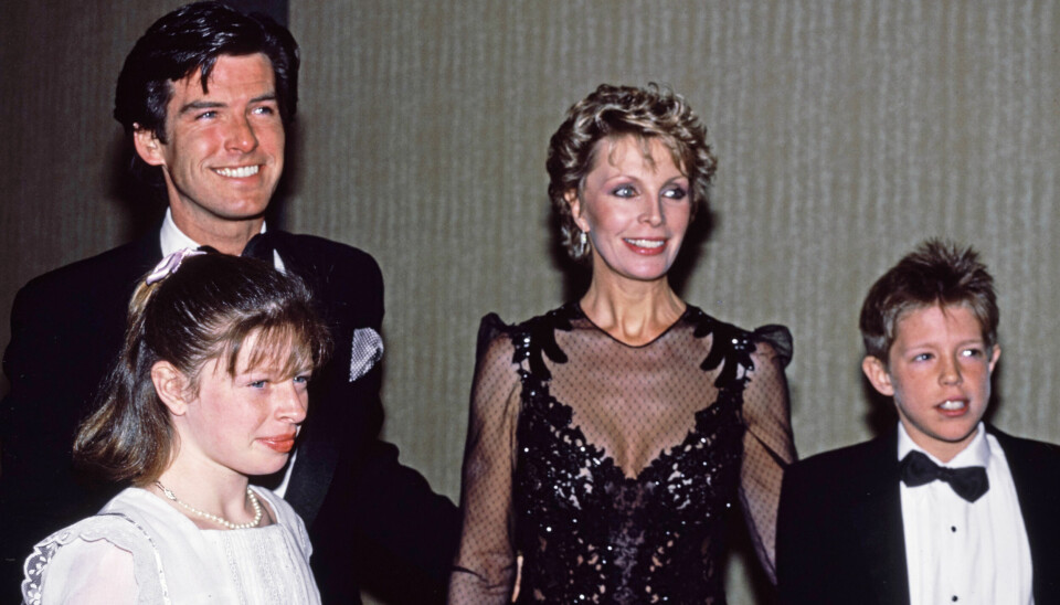 Pierce i 1985 med sin første kone, Cassandra Harris,
og hendes to børn Charlotte og Christopher.