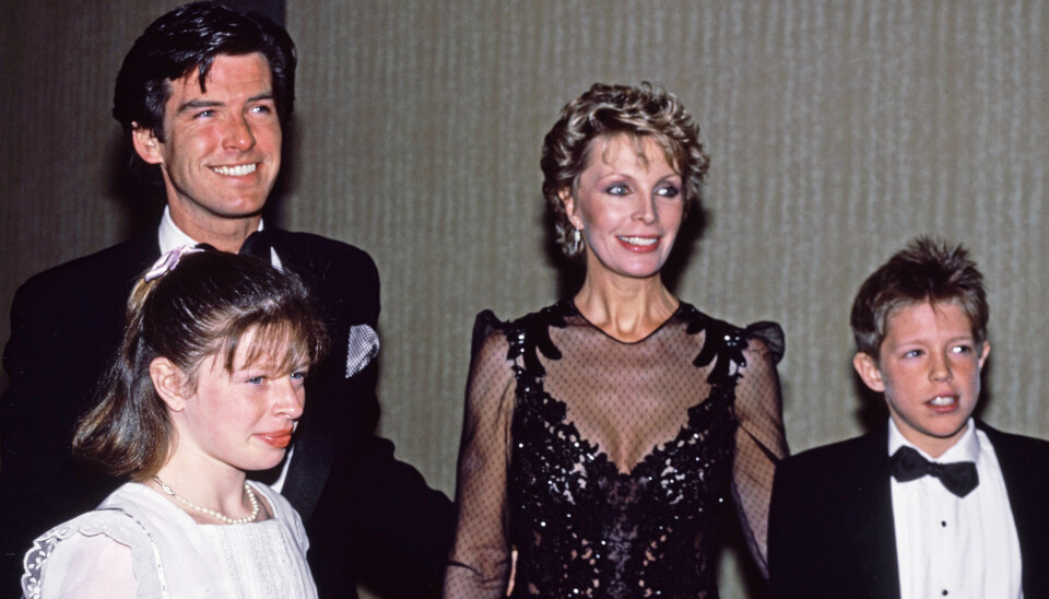 Pierce i 1985 med sin første kone, Cassandra Harris,
og hendes to børn Charlotte og Christopher. Pierce i 1985 med sin første kone, Cassandra Harris,
og hendes to børn Charlotte og Christopher.