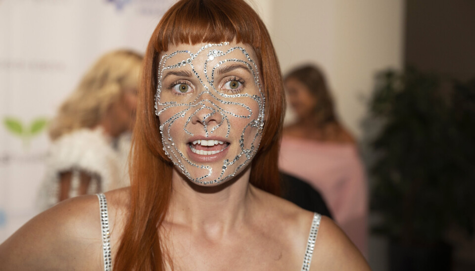 – Det har taget min makeup-artist, Nina Larsen,
et par timer at sætte dem på. Jeg må ikke smile
for meget, så falder de af, forklarede sangeren
om de glimtende
sten. – Det har taget min makeup-artist, Nina Larsen,
et par timer at sætte dem på. Jeg må ikke smile
for meget, så falder de af, forklarede sangeren
om de glimtende
sten.