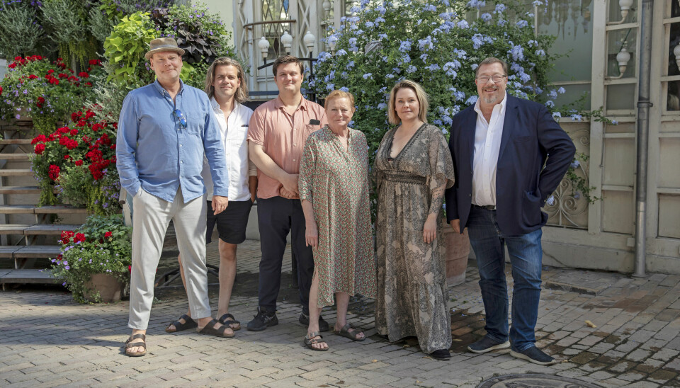 Linda sammen med resten af holdet i Tivolirevyen:
Andreas Bo, Carsten Svendsen, Nicolai Jørgensen,
Lisbet Dahl og James Price.