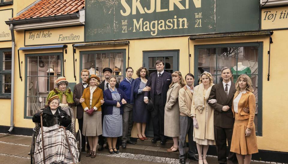 le (Fru Fernando Møhge),
Ragnhild Kaasgaard
(Misse Møhge), Annette
Heick (Elisabeth), Carsten Svendsen (Kristen),
Line Krogholm (Katrine),
Gordon Kennedy (Oluf),
Søren Torpegaard Lund
(Daniel), Lea Thiim Harder (Ingeborg), Nicolai
Jørgensen (Mads), Nanna Rossen (Ellen), René
Wormark (Ulrik), Marie
Dalsgaard (Maude), Jon
Lange (Hans Christian)
og Alberte Kyst (Regitze). le (Fru Fernando Møhge),
Ragnhild Kaasgaard
(Misse Møhge), Annette
Heick (Elisabeth), Carsten Svendsen (Kristen),
Line Krogholm (Katrine),
Gordon Kennedy (Oluf),
Søren Torpegaard Lund
(Daniel), Lea Thiim Harder (Ingeborg), Nicolai
Jørgensen (Mads), Nanna Rossen (Ellen), René
Wormark (Ulrik), Marie
Dalsgaard (Maude), Jon
Lange (Hans Christian)
og Alberte Kyst (Regitze).