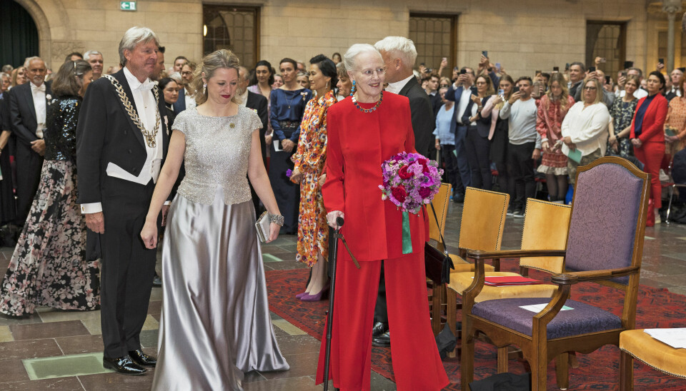 Med håndtasken og en buket i den ene hånd og stokken i
den anden, gik dronningen bagefter til reception på
rådhuset. Her deltog også de tidligere æreshåndværkere
Margrethe Vestager, Bjørn Nørgaard og Jussi Adler-Olsen.