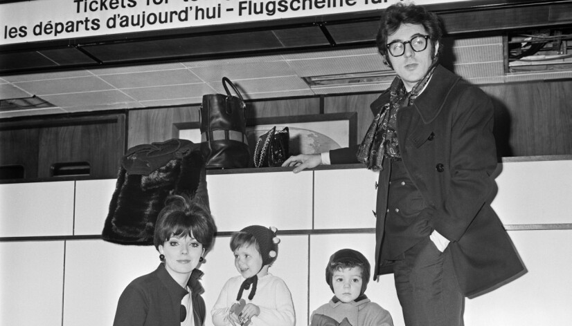Joan med
sin anden
mand,
Anthony
Newley,
og parrets to
børn, Tara
og Alexander, i
Heathrow
lufthavn
1968.