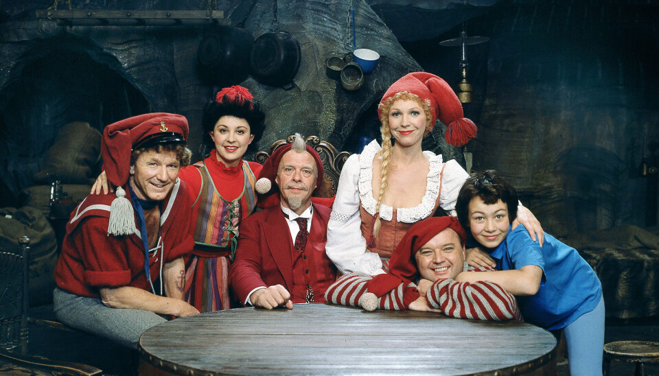 Da 'Nissebanden i Grønland' blev optaget i
1989 var det den grønlandske dreng Malik, der
spillede Inuk her sammen med Finn Nielsen
(Skipper), Ann Hjort (Puk), Arne Hansen (Hr. Mortensen, Kirsten Peüliche (Gemyse) og Flemming
Jensen som Lunte. Da 'Nissebanden i Grønland' blev optaget i
1989 var det den grønlandske dreng Malik, der
spillede Inuk her sammen med Finn Nielsen
(Skipper), Ann Hjort (Puk), Arne Hansen (Hr. Mortensen, Kirsten Peüliche (Gemyse) og Flemming
Jensen som Lunte.