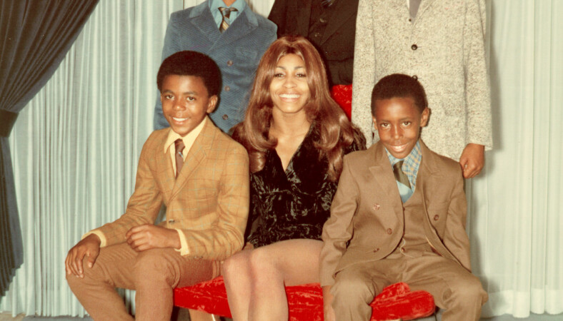 Ike og Tina med drengene i 1972. Ike står mellem Ike
Turner Jr. og Craig, mens Tina sidder mellem Michael
og Ronnie.