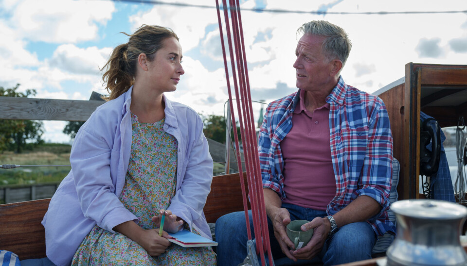 Dan Sommerdahl (Peter Mygind) glæder sig helt vildt
til at blive morfar, og han bakker heldigvis Laura op i,
at hun sagtens også kan blive en god politibetjent. Dan Sommerdahl (Peter Mygind) glæder sig helt vildt
til at blive morfar, og han bakker heldigvis Laura op i,
at hun sagtens også kan blive en god politibetjent.