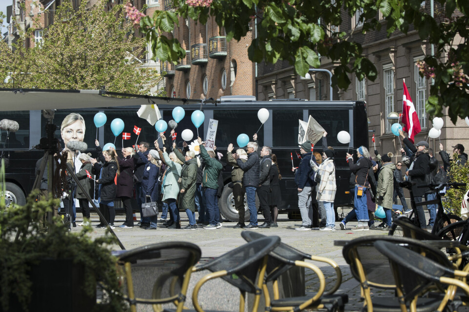 Til optagelserne var der
blev lavet valgplakater,
balloner og kørt en bus ind
med en stor reklame på.
