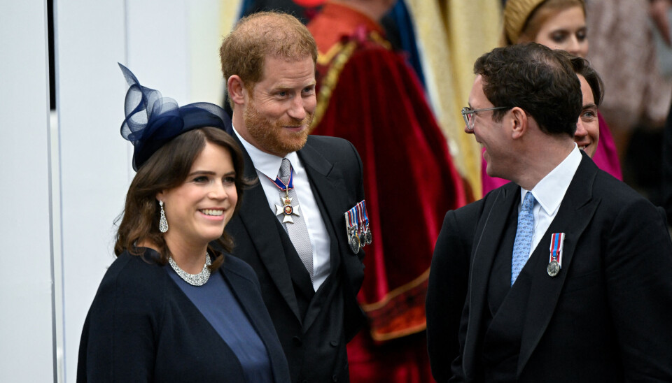 Prinsesse Eugenie, Jack Brooksbank og prins Harry til kroningen i maj. Prinsesse Eugenie, Jack Brooksbank og prins Harry til kroningen i maj.