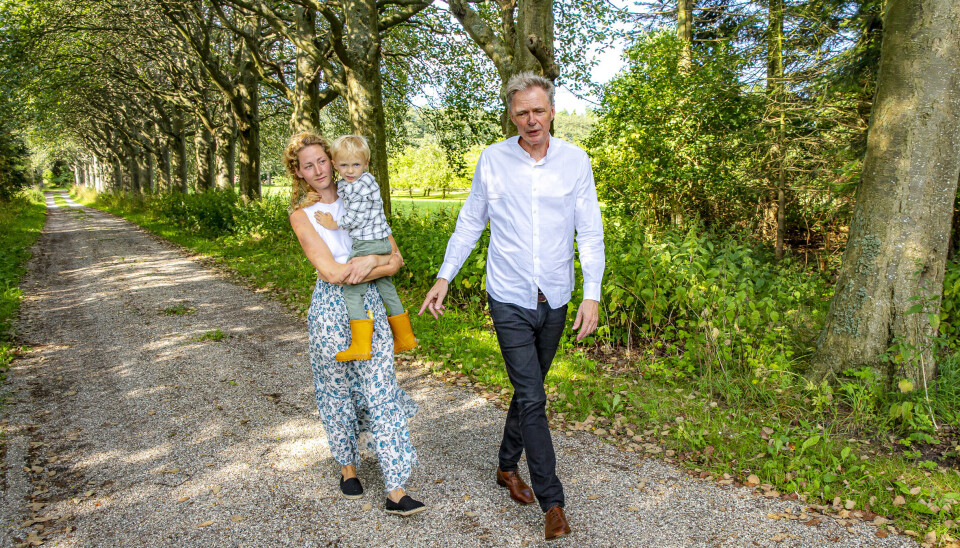Anna Pia og Adam
kommer på besøg
i Præstø, og Klaus
tager til København for at sikre
et godt samvær Anna Pia og Adam
kommer på besøg
i Præstø, og Klaus
tager til København for at sikre
et godt samvær