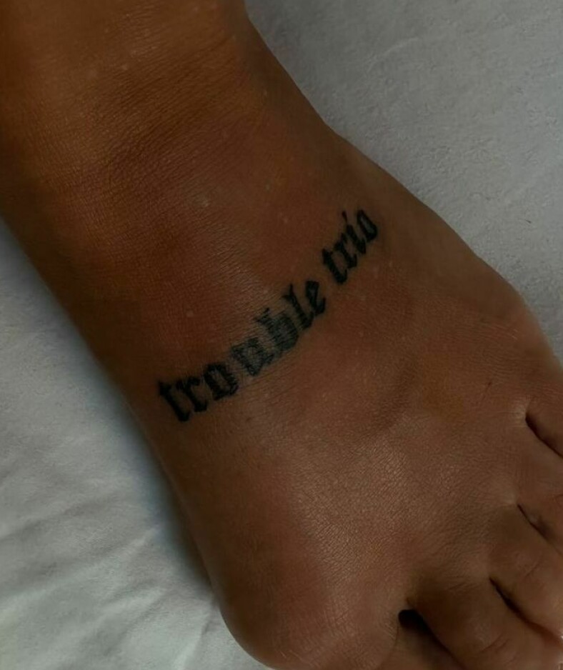 Anna Senecas fod med den nye tatovering.