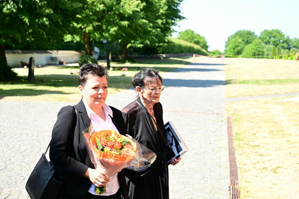 Peter Bellis store kærlighed, June, ankommer til kirken. Her med Lotte Søgaard, som er bedemand.
