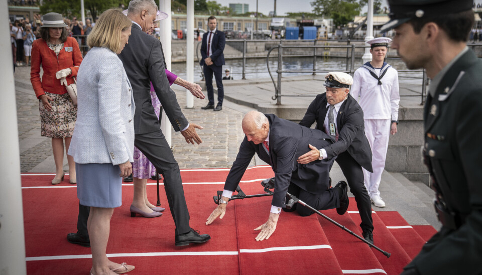Den norske konge Harald snubler i løberen på på trappen, da han skal til at hilse på dronning Margrethe ved Toldbolden i Københavns Havn. Foto: Mads Claus Rasmussen/Ritzau Scanpix