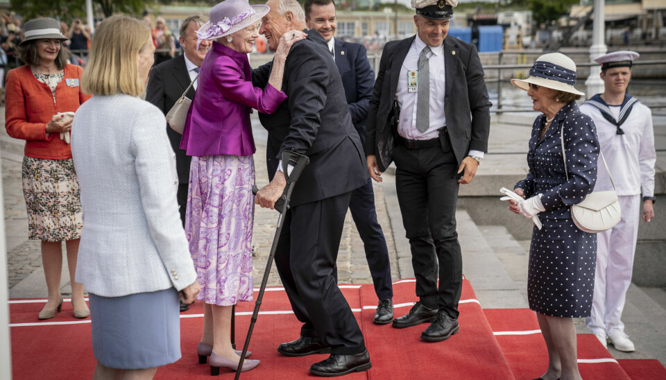 Heldigvis kunne hele selskabet ånde lettet op og smile efter kongens fald. Dronning Margrethe var klar med kindkys, og dronning Sonja var lige bag kongen. Foto: Mads Claus Rasmussen/Ritzau Scanpix)
