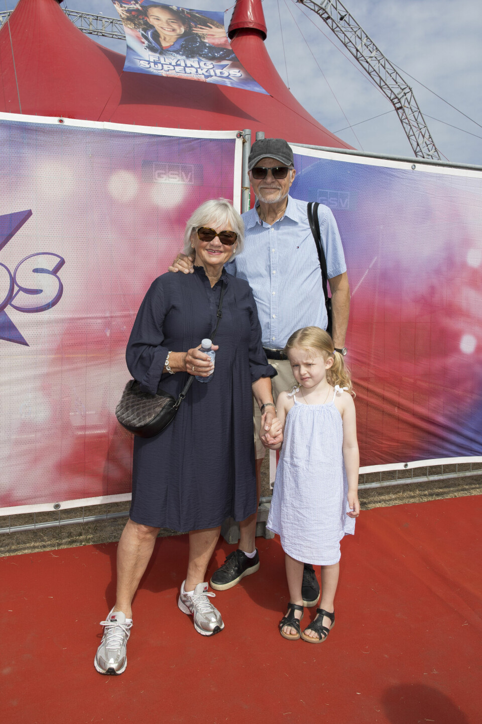 Flying Superkids premiere Charlottelund Fort 2023, Pia Kjærsgaard med manden og naboens datter