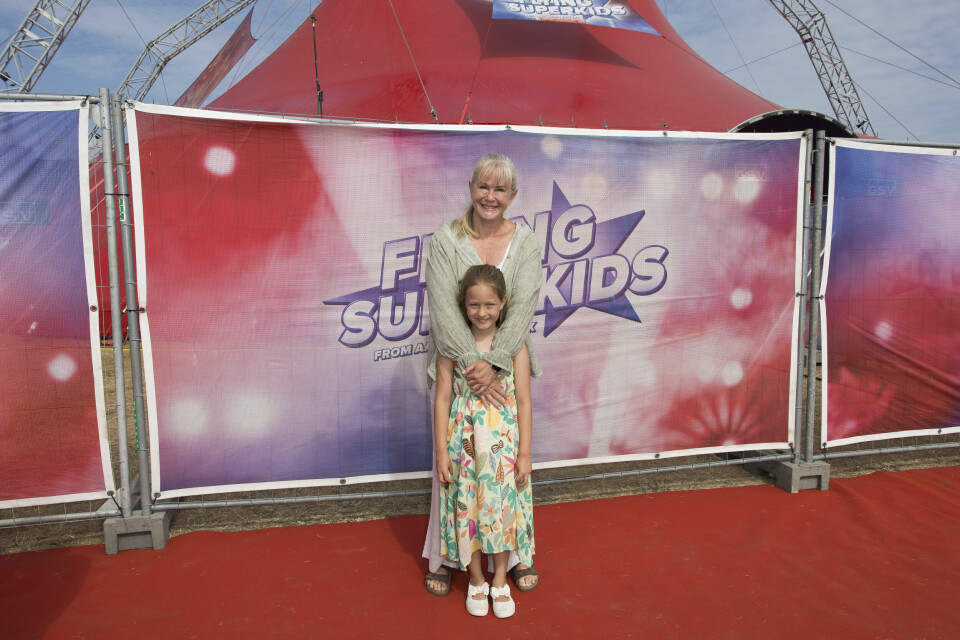 Flying Superkids premiere Charlottelund Fort 2023. Birgit Aaby med barnebarn