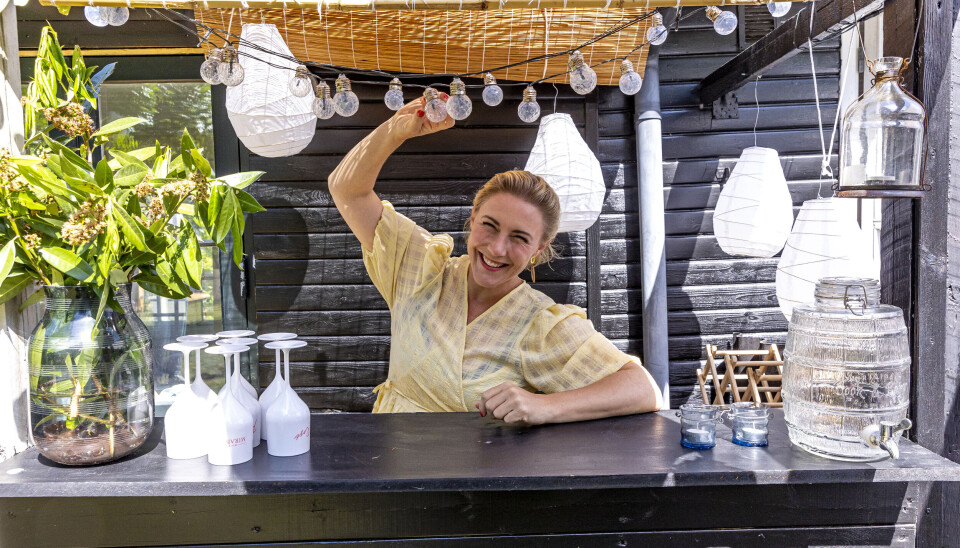 – Jeg vil gerne over sommeren skifte taget, og der skal udskiftes
nogle flere vinduespartier. Jeg skal også bygge en terrasse. Så der er
nok, man kan komme forbi og skrue i. – Jeg vil gerne over sommeren skifte taget, og der skal udskiftes
nogle flere vinduespartier. Jeg skal også bygge en terrasse. Så der er
nok, man kan komme forbi og skrue i.