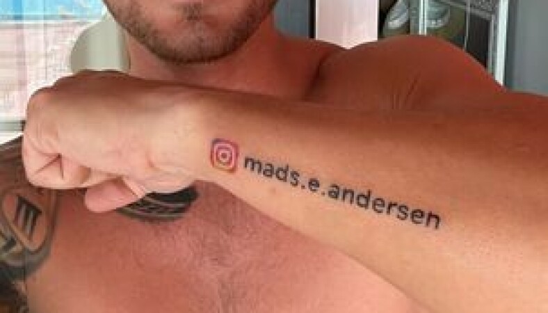 Mads E. Andersen med sin nye tatovering.