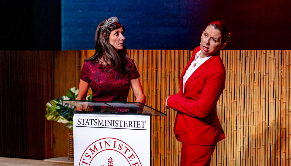 Anette spiller kronprinsesse Mary med tyk
australsk accent, der slås med Mette Frederiksen, spillet af Rikke Bilde, om at blive
Danmarks næste dronning. Anette spiller kronprinsesse Mary med tyk
australsk accent, der slås med Mette Frederiksen, spillet af Rikke Bilde, om at blive
Danmarks næste dronning.