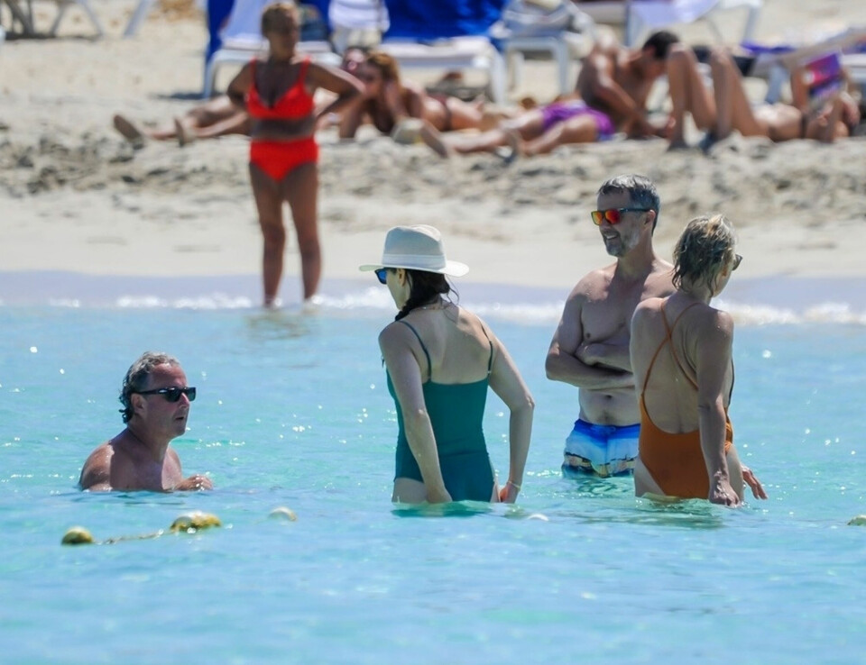 Kronprinsparret nød det
azurblå vand sammen med
deres nære venner Chris og
Michaela Meehan.
