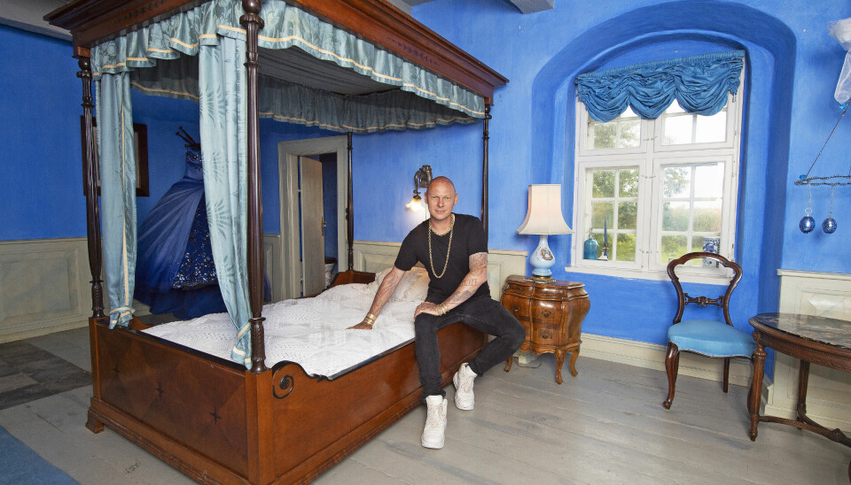 I det blå
værelse
på Harridslevgaard
Slot
spøger
en slank
kvindelig
figur med
lange
slangekrøller