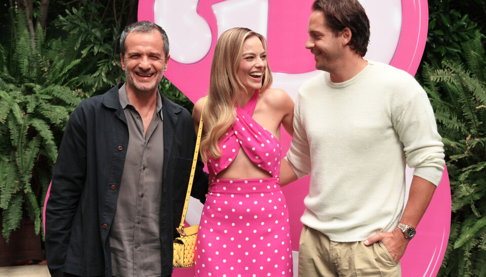 Margot Robbie, 33, og
hendes ægtefælle, Tom
Ackerley, 33,
til pressedag
for filmen
”Barbie”.
Til venstre
står David
Heyman, der
har været
producer på 'Barbie' sammen med
ægteparret. Margot Robbie, 33, og
hendes ægtefælle, Tom
Ackerley, 33,
til pressedag
for filmen
”Barbie”.
Til venstre
står David
Heyman, der
har været
producer på 'Barbie' sammen med
ægteparret.