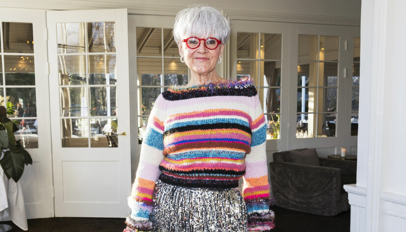 Til Tage Frandsens 75-års fødselsdagsfest havde Anne Karin
strikket denne smukke trøje til
sin gulvlange pailletnederdel.