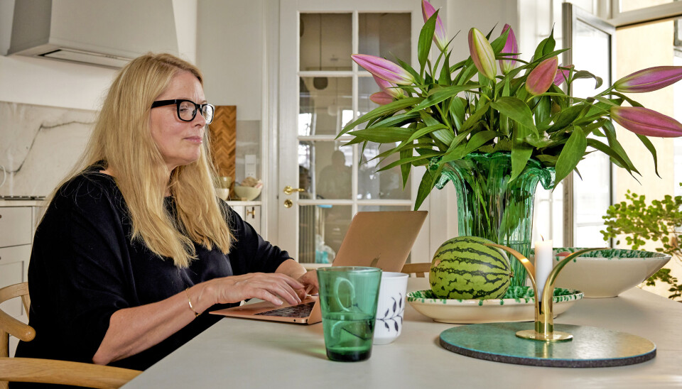 Julie sidder lige nu og skriver på den 10. krimiroman om den meget populære drabsefterforsker Rebekka Holm. Julie sidder lige nu og skriver på den 10. krimiroman om den meget populære drabsefterforsker Rebekka Holm.
