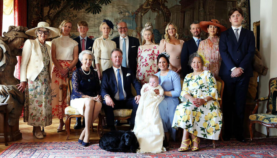 Bagerst fra venstre på familiebilledet ses prins Gustavs faster, prinsesse
Madeleine af Sayn-Wittgenstein-Berleburg, 87, prinsesse Nathalie, 48, og hendes
søn, Konstantin, 13, prinsesse Alexandra, 52, med sin mand, grev Michael Ahlefeldt-Laurvig-Bille, 58, Alexandras datter, komtesse Ingrid, 20, prinsesse Theodora, 40, kronprins Frederik, 55, kronprinsesse Mary, 50, og prins Christian, 17.
Forrest fra venstre prinsesse Benedikte, 79, prins Gustav, 54, prinsesse Carina,
54, og Carinas lillesøster, Liselott Jones, der bor i USA.
