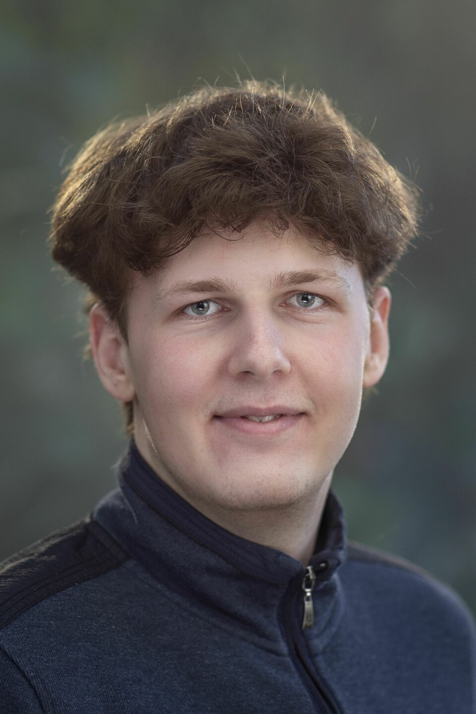 21-årige Anton fra Brønderslev bor i dag i København, hvor han flyttede hen efter 3.g for at læse teologi. Han er politisk interesseret og ser sine kollegie-roomies som en form for familie