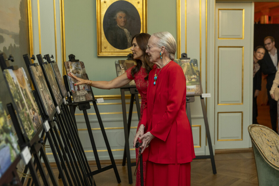 Efter filmen viste dronningen kronprinsesse Mary, 50, nogle af
de 70 decoupager, hun har lavet til filmen.