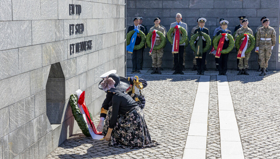 Frederik og Mary
rettede båndene på
deres mindekrans,
som lå placeret
foran Monumentet,
der hylder Danmarks Internationale Indsats siden
1948 og frem.