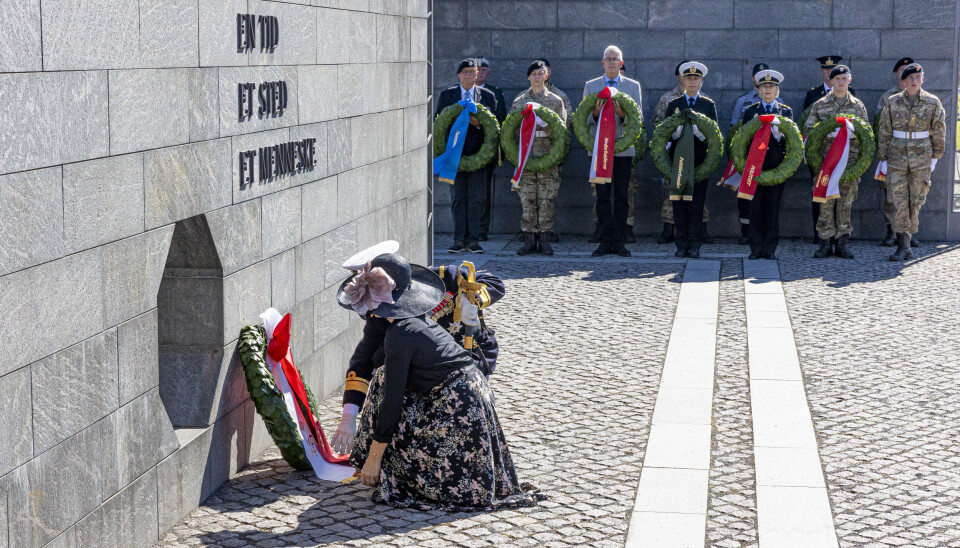 Frederik og Mary
rettede båndene på
deres mindekrans,
som lå placeret
foran Monumentet,
der hylder Danmarks Internationale Indsats siden
1948 og frem. Frederik og Mary
rettede båndene på
deres mindekrans,
som lå placeret
foran Monumentet,
der hylder Danmarks Internationale Indsats siden
1948 og frem.