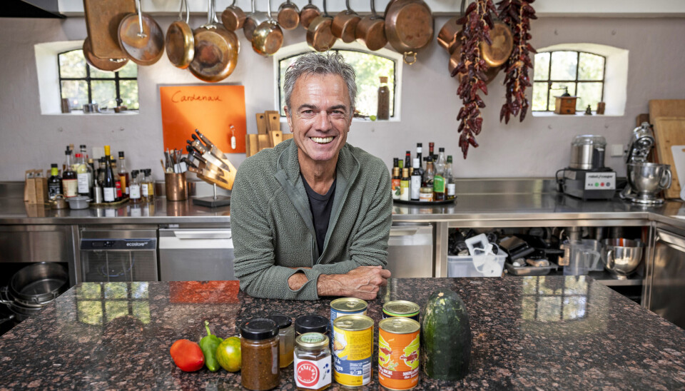Francis’ køkken er et
gastronomisk slaraffenland med alverdens udstyr, og han
har skufferne fyldt
med franske delikatesser, som han importerer og sælger
via sin webshop. Francis’ køkken er et
gastronomisk slaraffenland med alverdens udstyr, og han
har skufferne fyldt
med franske delikatesser, som han importerer og sælger
via sin webshop.
