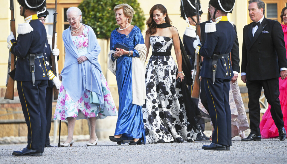 Dronningerne fulgtes til festforestilling i Drottningholms Slotsteater, som torsdag aften indledte den tre dage lange fejring