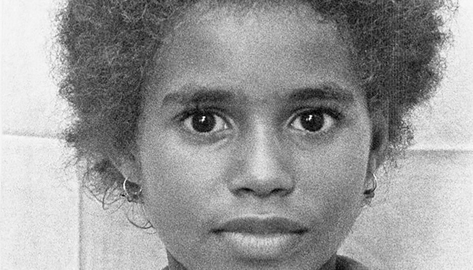 Zindy
som
barn i
Svendborg,
hvor
familien
boede,
indtil
hun
var
13
år. Zindy
som
barn i
Svendborg,
hvor
familien
boede,
indtil
hun
var
13
år.