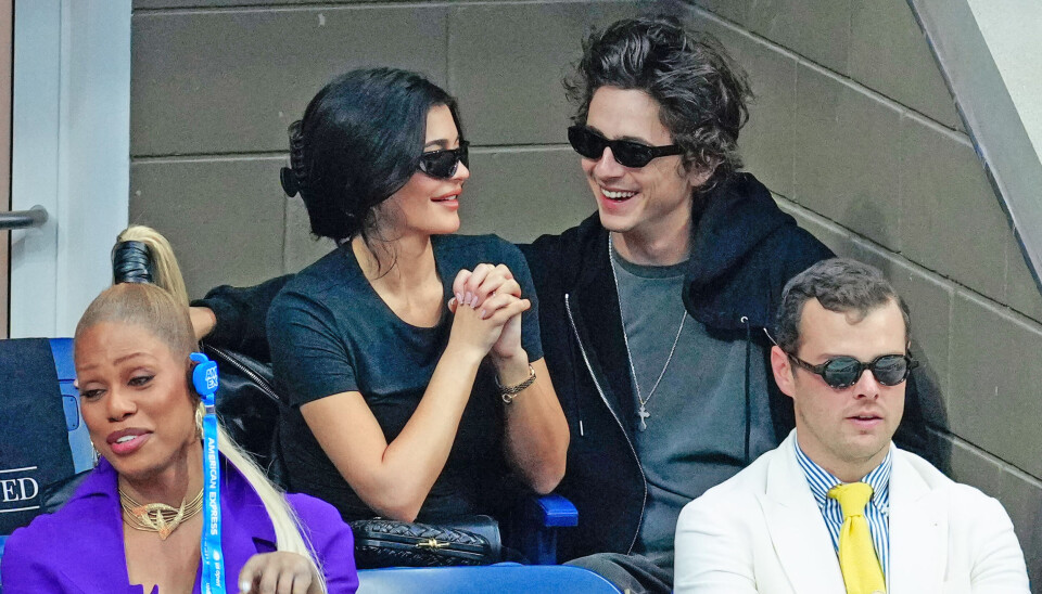 Rygterne om Timothée og Kylie Jenner har floreret
har siden april. Men det var først i denne måned, at
de stod frem. Her er de fanget ved US Open i tennis. Rygterne om Timothée og Kylie Jenner har floreret
har siden april. Men det var først i denne måned, at
de stod frem. Her er de fanget ved US Open i tennis.
