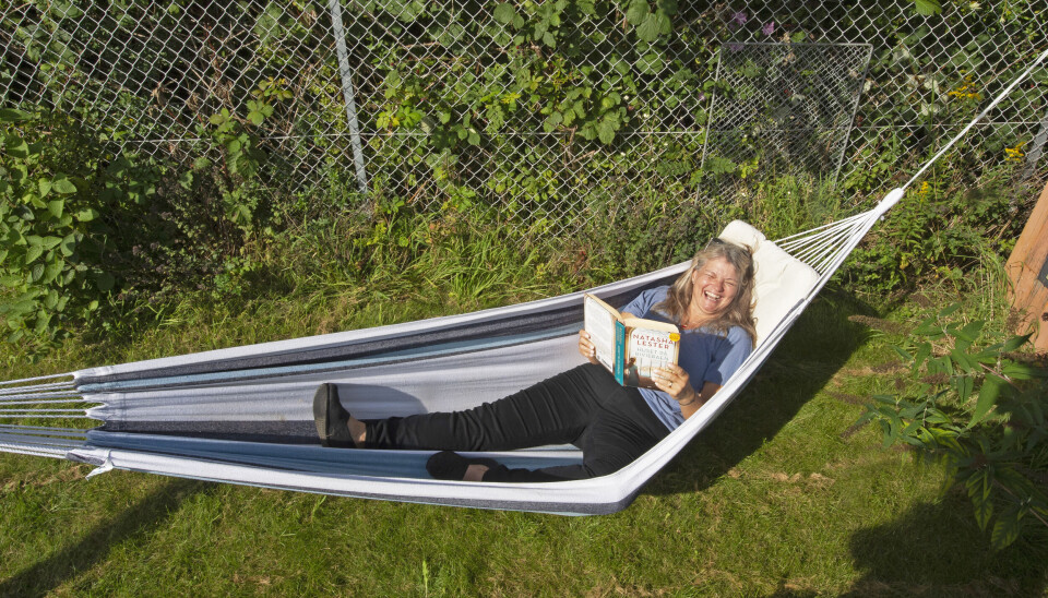 Mette har klunset
alt i kolonihaven
og skuret, undtagen hængekøjen. Mette har klunset
alt i kolonihaven
og skuret, undtagen hængekøjen.
